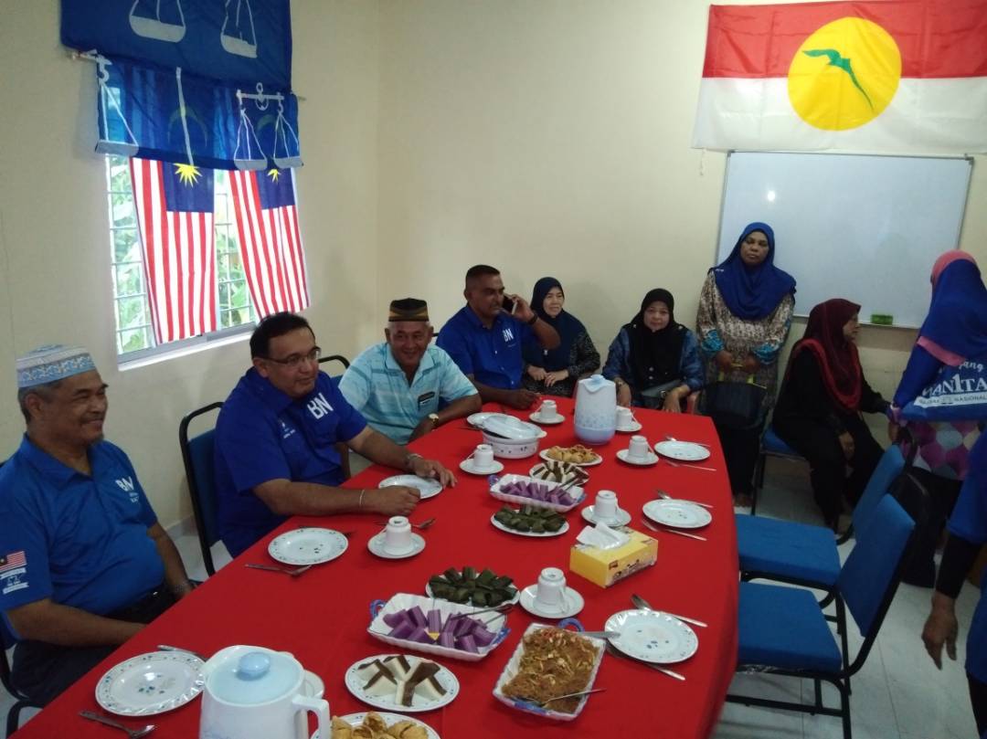 FOBNKEDAH's tweet photo. Calon BN DUN Bukit Selambau turun ke kawasan DUN untuk sembang santai bersama dgn ketua Cawangan Bdr Baru Ustaz Aziz
Di Dewan UMNO Bandar Baru https://t.co/sqM1u3TWFf