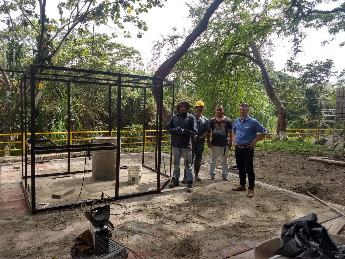 librosyciudad's tweet photo. Gracias a don Gustavo y a Lina. Profesionales de la construcción y la ingeniería que hoy construyen la #Bdp2 #Buga Gracias @julianlatorreh y @AlcaldiaBuga por cumplirle a tus e-LECTORRES!!! Adelante #CiudadLectora ✌️🌳🚧📙📘📗 https://t.co/r8txSqI4yG