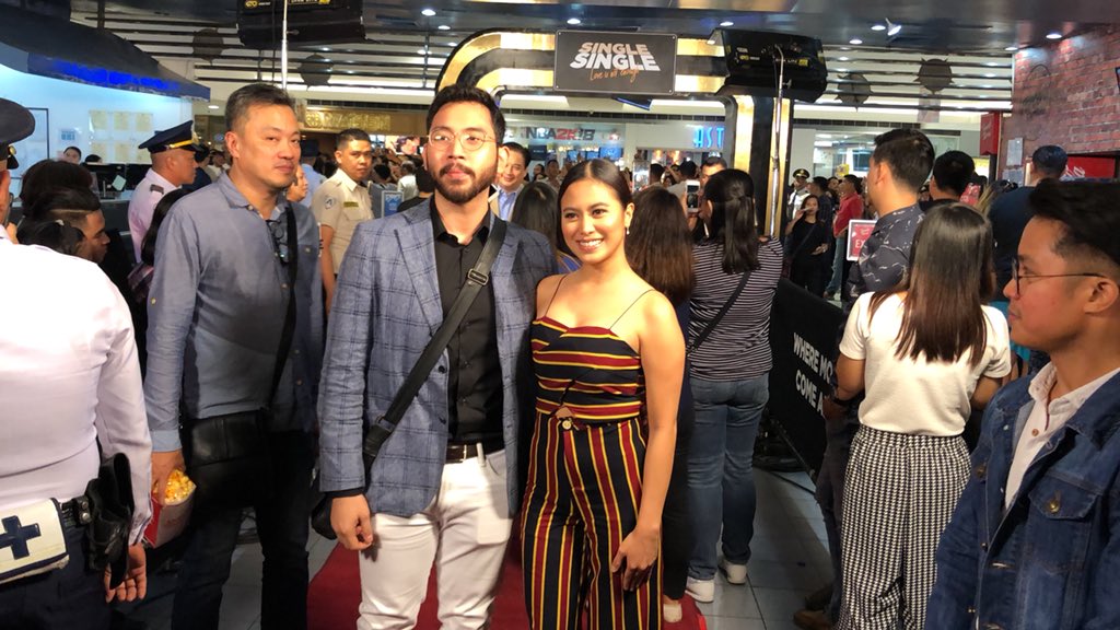 pelikulamania's tweet photo. WATCH: The stars and guests at the Red Carpet Premiere of #SingleSingleTheMovie - https://t.co/ibXNCqJFDW

#ShainaMagdayao #MatteoGuidicelli #AnnaLuna #BrianSy #RickyDavao #JCDeVera #SingleSingle https://t.co/Qn1XEewIL4