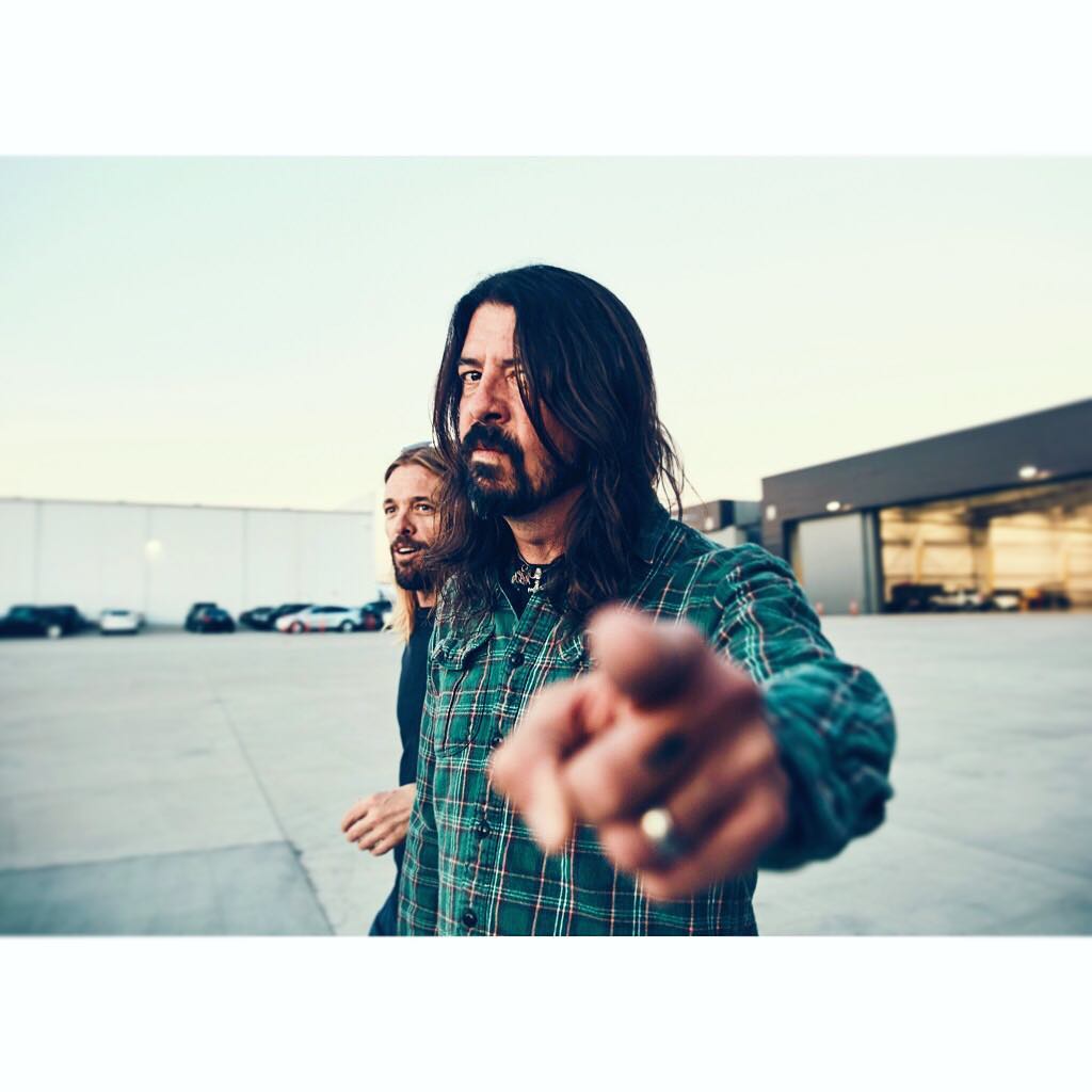 FFEnEspaniol's tweet photo. @foofighters @HawkinsHair 
Foto https://t.co/knC27Q4ZeI
#FooFighters #Drummers #taylorhawkins #davegroh https://t.co/aLa3Y4u1o0