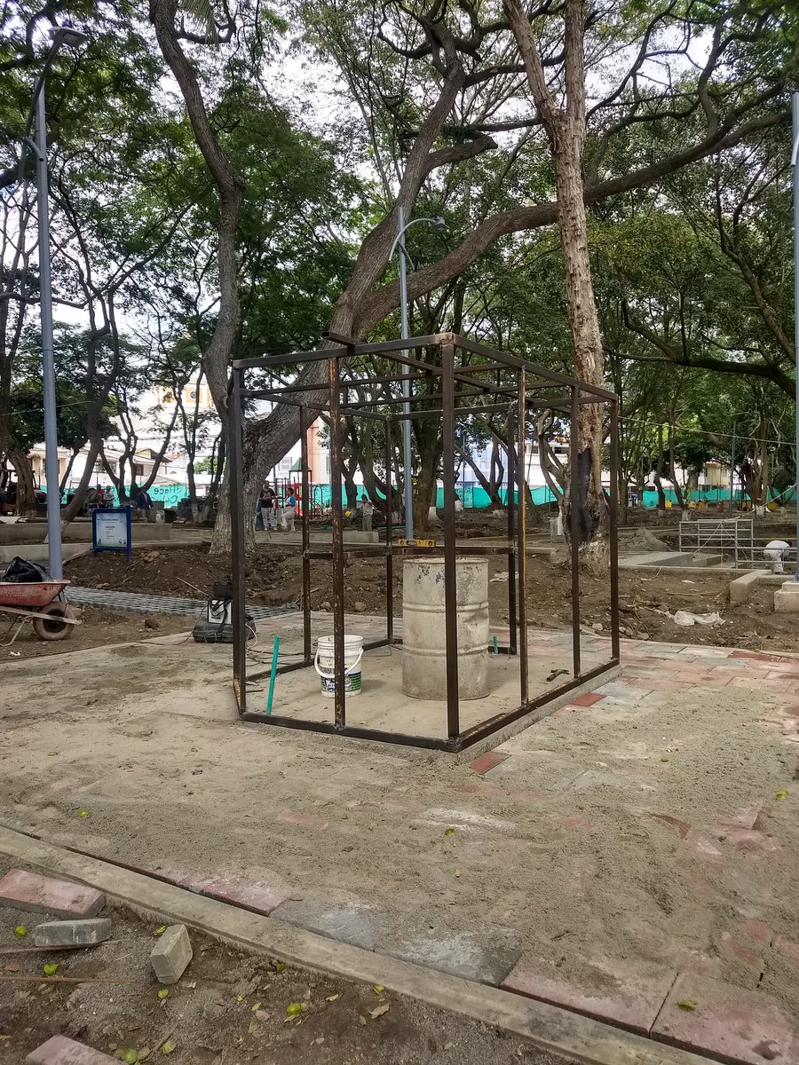 librosyciudad's tweet photo. Gracias a don Gustavo y a Lina. Profesionales de la construcción y la ingeniería que hoy construyen la #Bdp2 #Buga Gracias @julianlatorreh y @AlcaldiaBuga por cumplirle a tus e-LECTORRES!!! Adelante #CiudadLectora ✌️🌳🚧📙📘📗 https://t.co/r8txSqI4yG