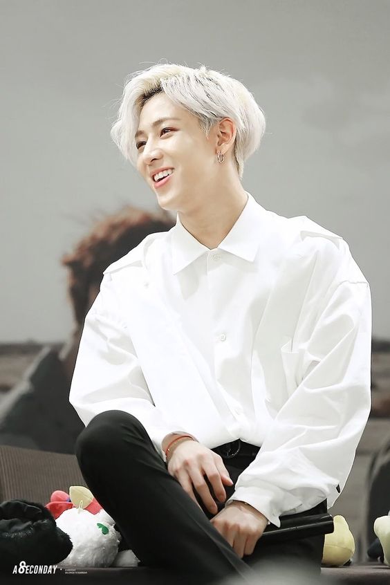 bangtartist7's tweet photo. e hoje é o dia do rei da tailândia, dono de um sorriso lindo, de uma algria contagiante, o maior ggstan desse mundo parabéns nenê obrigada por sempre nos divertir e nos alegrar a cada dia prometo que muito em breve me assumirei ahgase te amo 
#LegendBamBamDay https://t.co/gPcffd8yjY