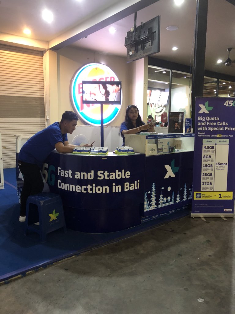 its6483's tweet image. @XLAxiata_Tbk 
We bought a simcard 2days ago in the Airport XL booth for 250,000 IDR and now it’s not working. Why you put a booth to SCAM the foreigners? When actually, simcards are for local people only? I will surely make this a trending to warn all Foreign tourist. #fakeSIM