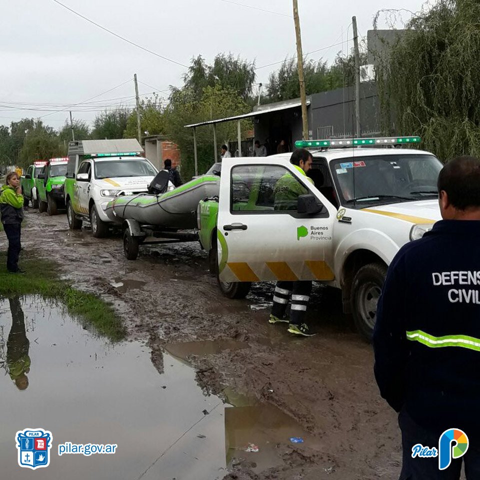 SGTIIIPilar's tweet photo. Seguimos asistiendo con agua y comida a los inundados junto a @DC_Pilar en los Barrios Agustoni, Luchetti y Río Luján. https://t.co/Satm3DKUdB