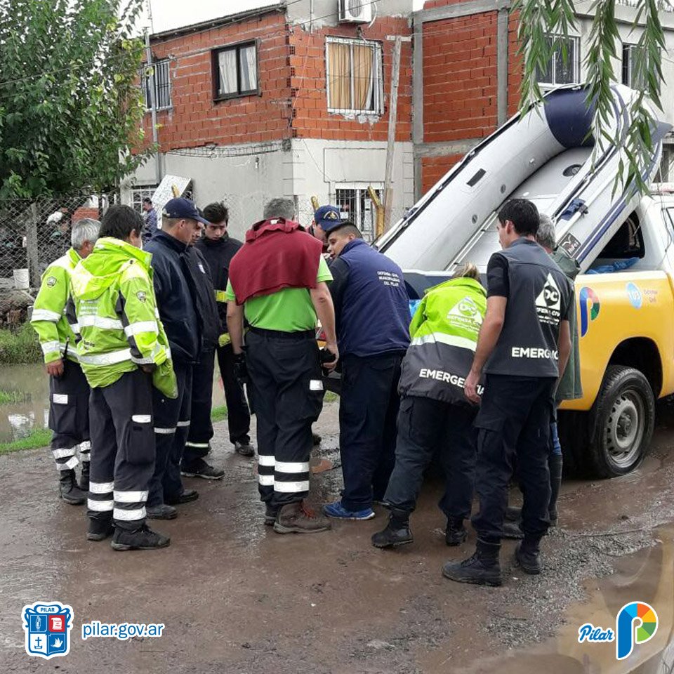 SGTIIIPilar's tweet photo. Seguimos asistiendo con agua y comida a los inundados junto a @DC_Pilar en los Barrios Agustoni, Luchetti y Río Luján. https://t.co/Satm3DKUdB