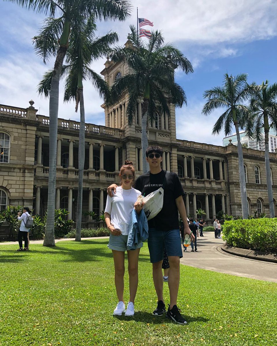 ASchoolBR's tweet photo. 📷 | 01.05.18 - Atualização da #JungAh em seu Instagram pessoal:
"#Havai
Quebrando 😁
#TenisDeCasal
#Nike
#ObrigadaPeloSeuPresente 😘
#max270" https://t.co/WnQgnD4WAG