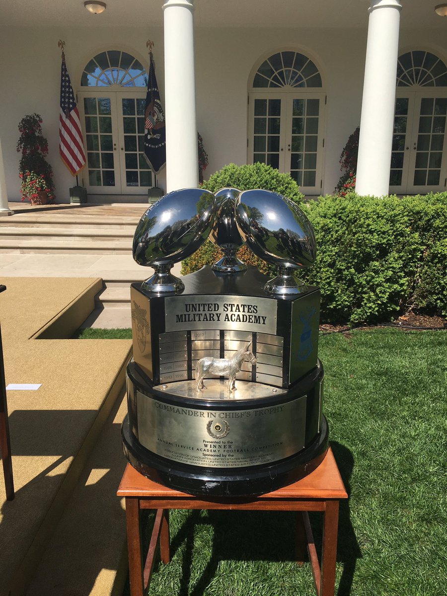 TimBeishir's tweet image. . @PHSKnightsFBall and @ArmyWP_Football OLineman @mhought24 at the @WhiteHouse for the Commander-In-Chief’s Trophy celebration. What a career! Proud of you! #StepAndStayOnTrack #GoArmy #GoArmyBeatNavy #SlimAndTrim 🏆