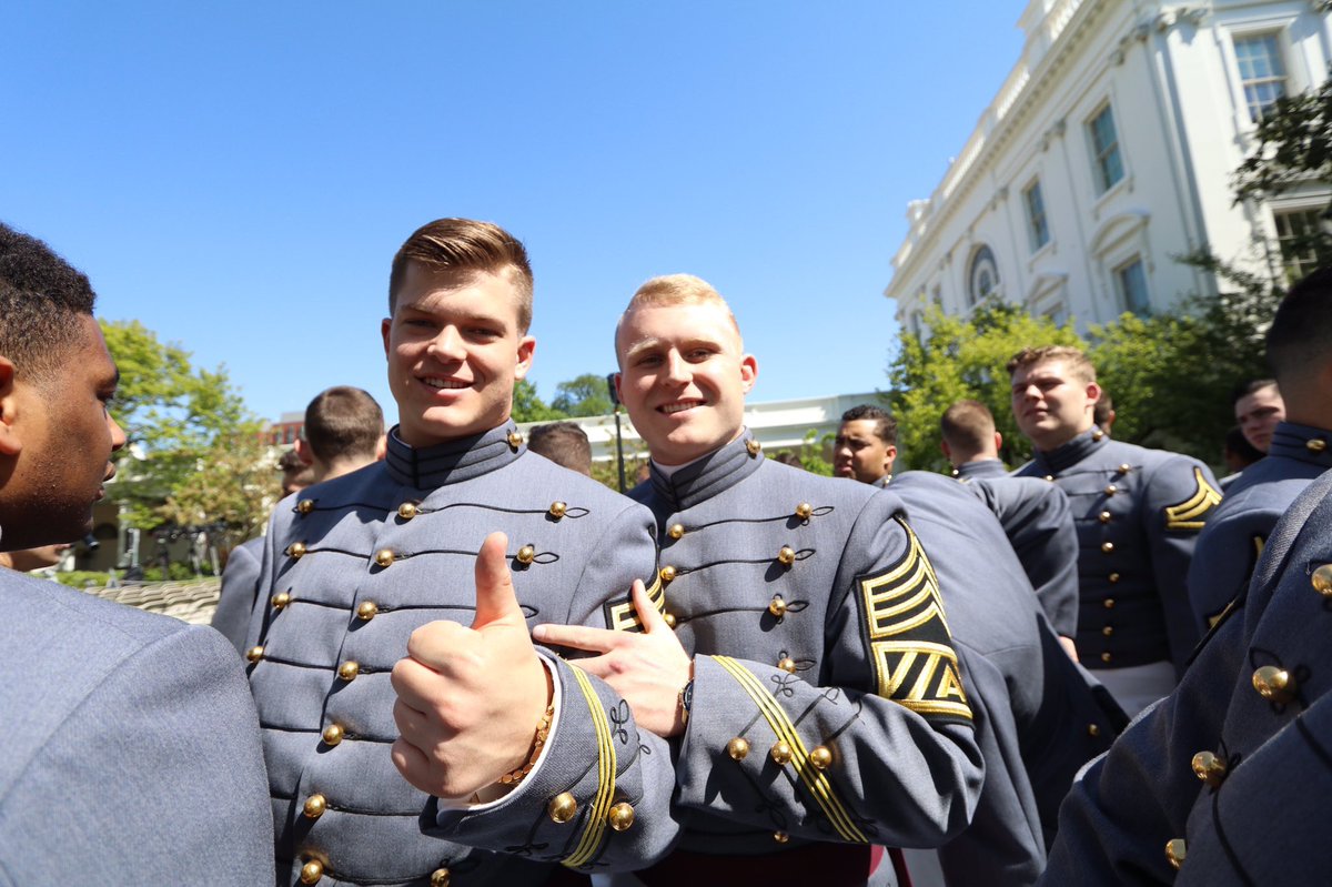 TimBeishir's tweet image. . @PHSKnightsFBall and @ArmyWP_Football OLineman @mhought24 at the @WhiteHouse for the Commander-In-Chief’s Trophy celebration. What a career! Proud of you! #StepAndStayOnTrack #GoArmy #GoArmyBeatNavy #SlimAndTrim 🏆