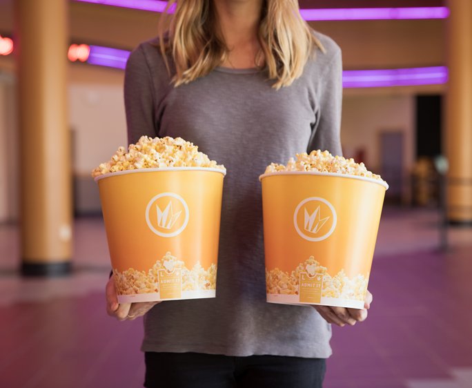RegalMovies's tweet photo. Tag that one friend that can down both buckets of popcorn. 😉🍿 #PopcornTuesday https://t.co/Vf7qOKWdfO