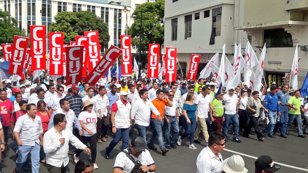Rendimos homenaje a la memoria de los trabajadores asesinados aquel 1/Mayo. Hoy los trabajadores de la Patria marchan por sus Derechos. Su lucha es la lucha de nuestro Gobierno.
#EcuadorTrabajaUnido
#YoMarchoPorMisDerechos #CUT
<a href="/Lenin/">Lenín Moreno</a> <a href="/marialevicuna/">Ma. Alejandra Vicuña</a> @raulclementelh @ChicaViteri