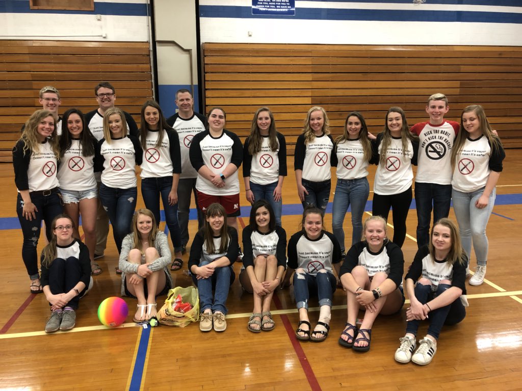 ManuszakEdward's tweet photo. TY @DundeeSPLT for coming to the MS today to discuss the dangers of vaping! Great message and great students! #rowlikevikings @vikings_dundee https://t.co/PNVKDHghSo