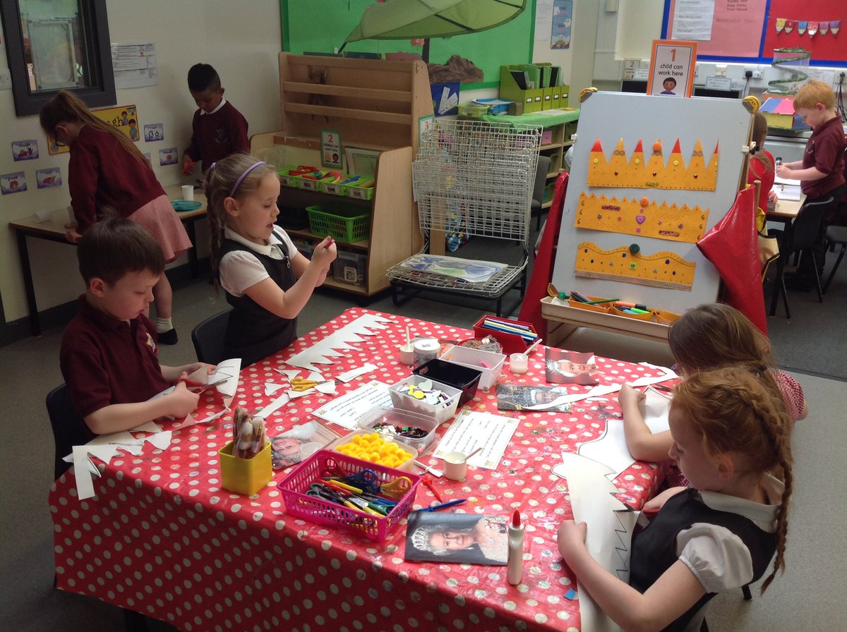 class2dps's tweet image. Designing and making our own crowns @DartonPrimary #topic #designandcreate