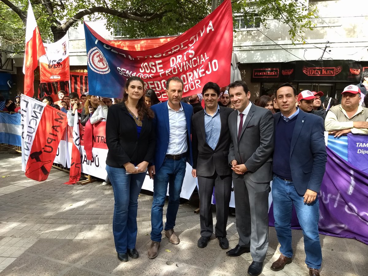 TadeoGZ's tweet photo. Gracias a los jóvenes que están siempre presentes y hoy acompañaron y apoyaron el discurso de @DifusionCornejo #HablaCornejo1M #NuevoEstado https://t.co/R7dB2FKYpF