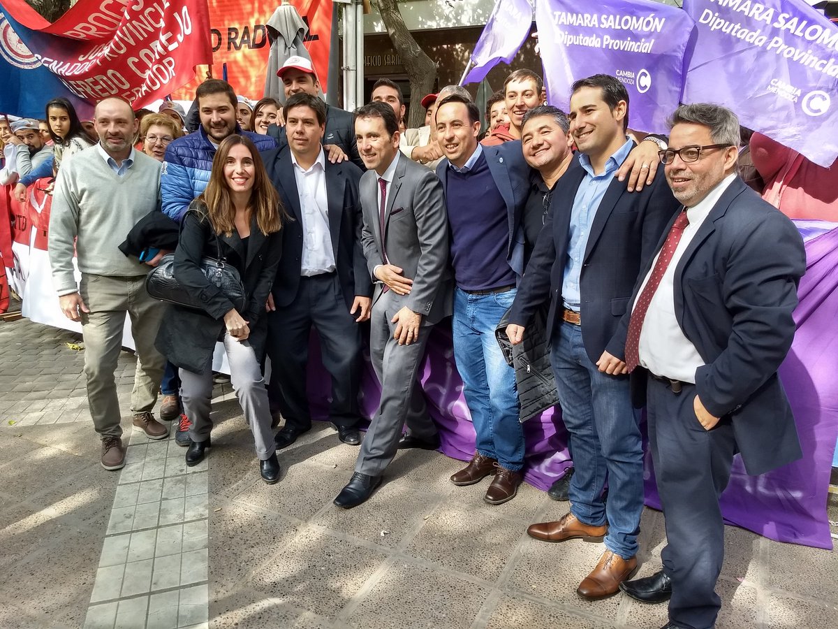 TadeoGZ's tweet photo. Gracias a los jóvenes que están siempre presentes y hoy acompañaron y apoyaron el discurso de @DifusionCornejo #HablaCornejo1M #NuevoEstado https://t.co/R7dB2FKYpF