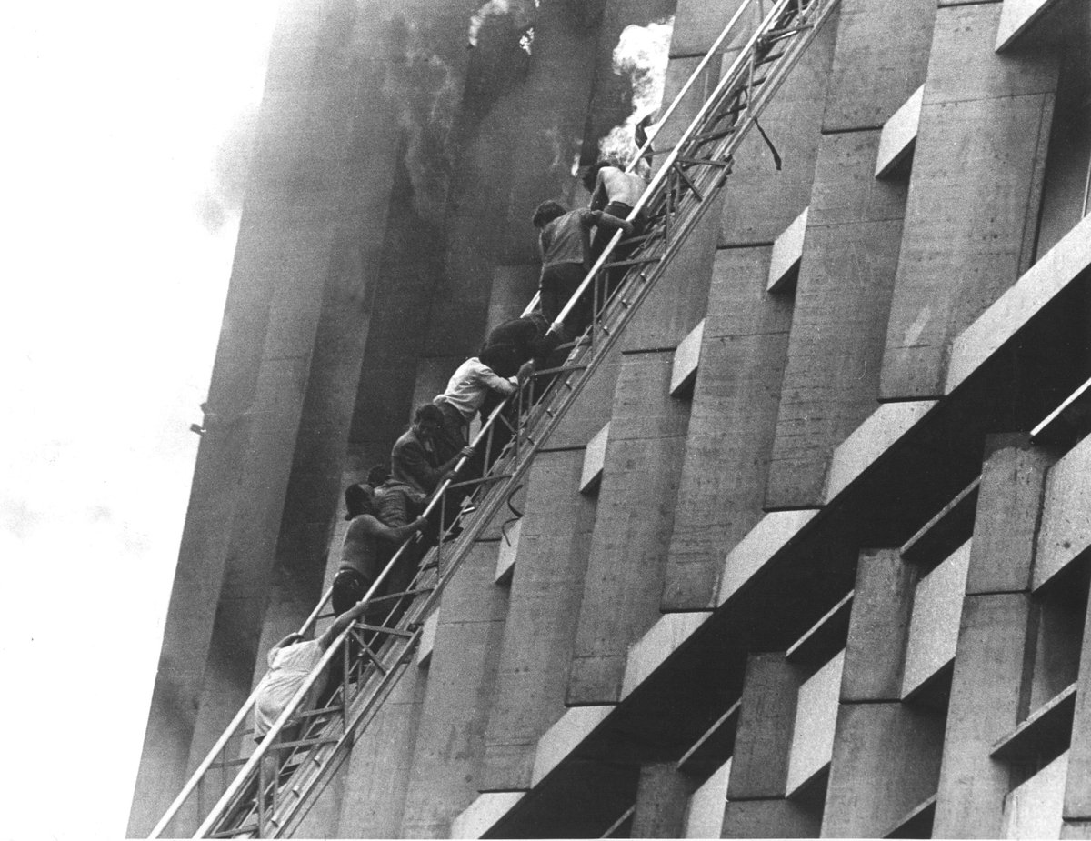 EstadaoAcervo's tweet photo. Joelma e Andraus: fogo e tragédia em SP 
Incêndios na década de 1970 foram palco de algumas das cenas mais dramáticas da história da capital; relembre https://t.co/9aLKQHd3hg  #estadaoacervo #incendio #edificiojoelma #edificioandraus https://t.co/ODyDtuhZiW