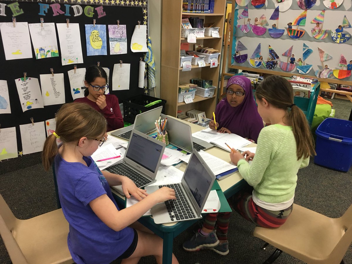 MrsHanstadClass's tweet photo. We are in full research mode! #AmericanRevolution @GlendalePLS https://t.co/l0qrbLpaxN