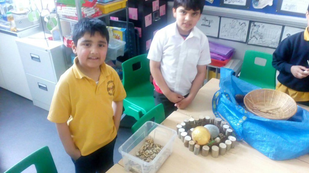P2_1Garnetbank's tweet photo. A nest building masterclass.Can you spot a real sense of achievement?  #teamwork #looseparts #creativelearningspace https://t.co/eKVjmFFrjn