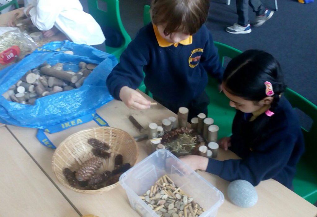 P2_1Garnetbank's tweet photo. A nest building masterclass.Can you spot a real sense of achievement?  #teamwork #looseparts #creativelearningspace https://t.co/eKVjmFFrjn