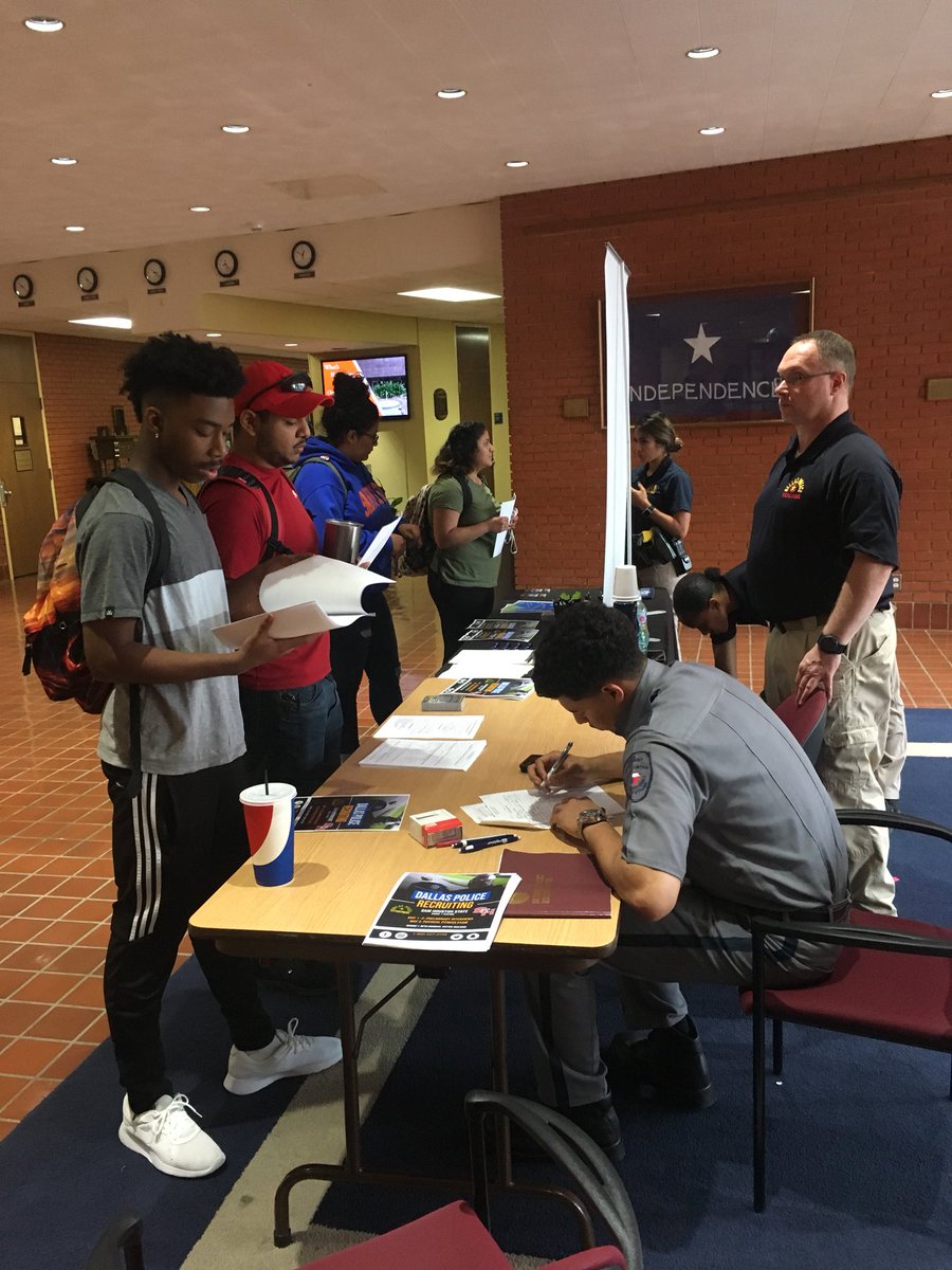 SgtAranda's tweet photo. At Sam Houston Bearkat Nation till Thursday  looking for DPD Finest #2nd2none #joindpd2018 @ChiefHallDPD @AShawDPD @DPDRecruiting @BearkatSports @Jon_E_Fortune @DPDErwin https://t.co/zDeeB5IvmF