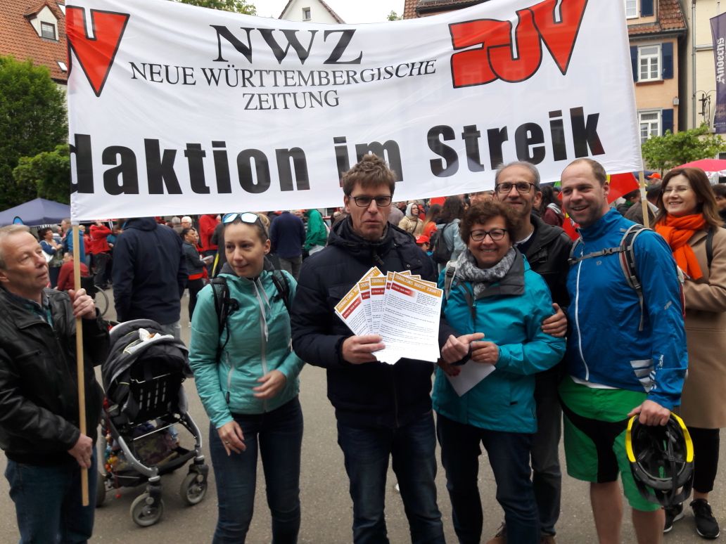 SWPimStreik's tweet photo. Die streikende Redaktion der NWZ in Göppingen war am 1. Mai auf der Göppinger Kundgebung und hat Lesern das erzählt, was nicht in der Zeitung steht. #tvtz18 #zeitungsstreik @tarif_medien @djuverdi @DJVde @DJVBW @Volostreik https://t.co/abOqFOIKAQ