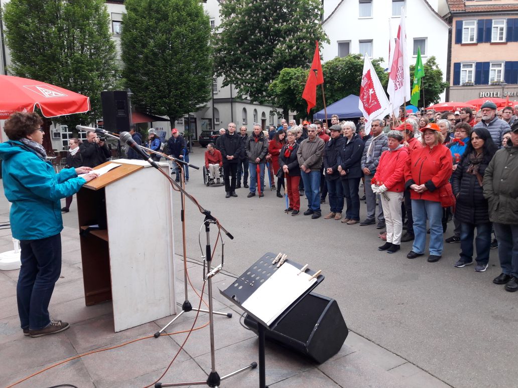 Die streikende Redaktion der NWZ in Göppingen war am 1. Mai auf der Göppinger Kundgebung und hat Lesern das erzählt, was nicht in der Zeitung steht. #tvtz18 #zeitungsstreik <a href="/tarif_medien/">tarif_medien</a> <a href="/djuverdi/">dju in ver.di</a> <a href="/DJVde/">Journalisten-Verband (DJV) @DJV@federated.press</a> <a href="/DJVBW/">DJV Baden-Württemberg</a> <a href="/Volostreik/">Junge Journalist*innen im Streik</a>