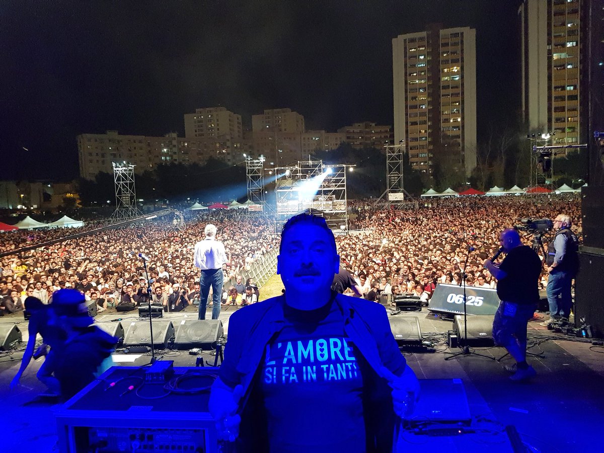 Si dice che il blu è il colore della gioia di vivere, della tenerezza, induce alla quiete e alla placida e profonda soddisfazione. Ecco, siamo 200.000 a Taranto. E il cielo è sempre più blu ✊❤ #unomaggioliberoepensante #unomaggiotaranto #abbiamovinto #valelapena