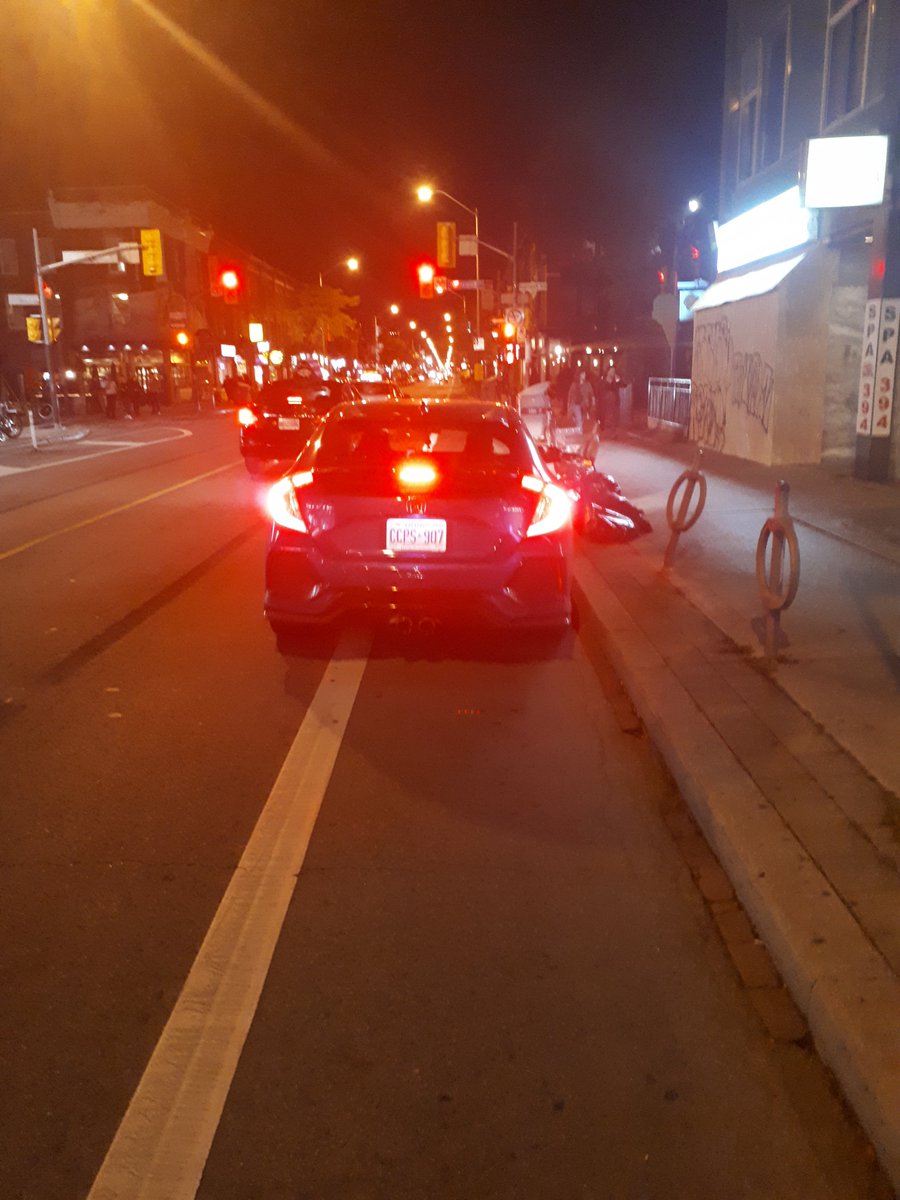notyourlane's tweet photo. Bloor x Brunswick, December 2 #notyourlane https://t.co/Q6iFiPtOoj