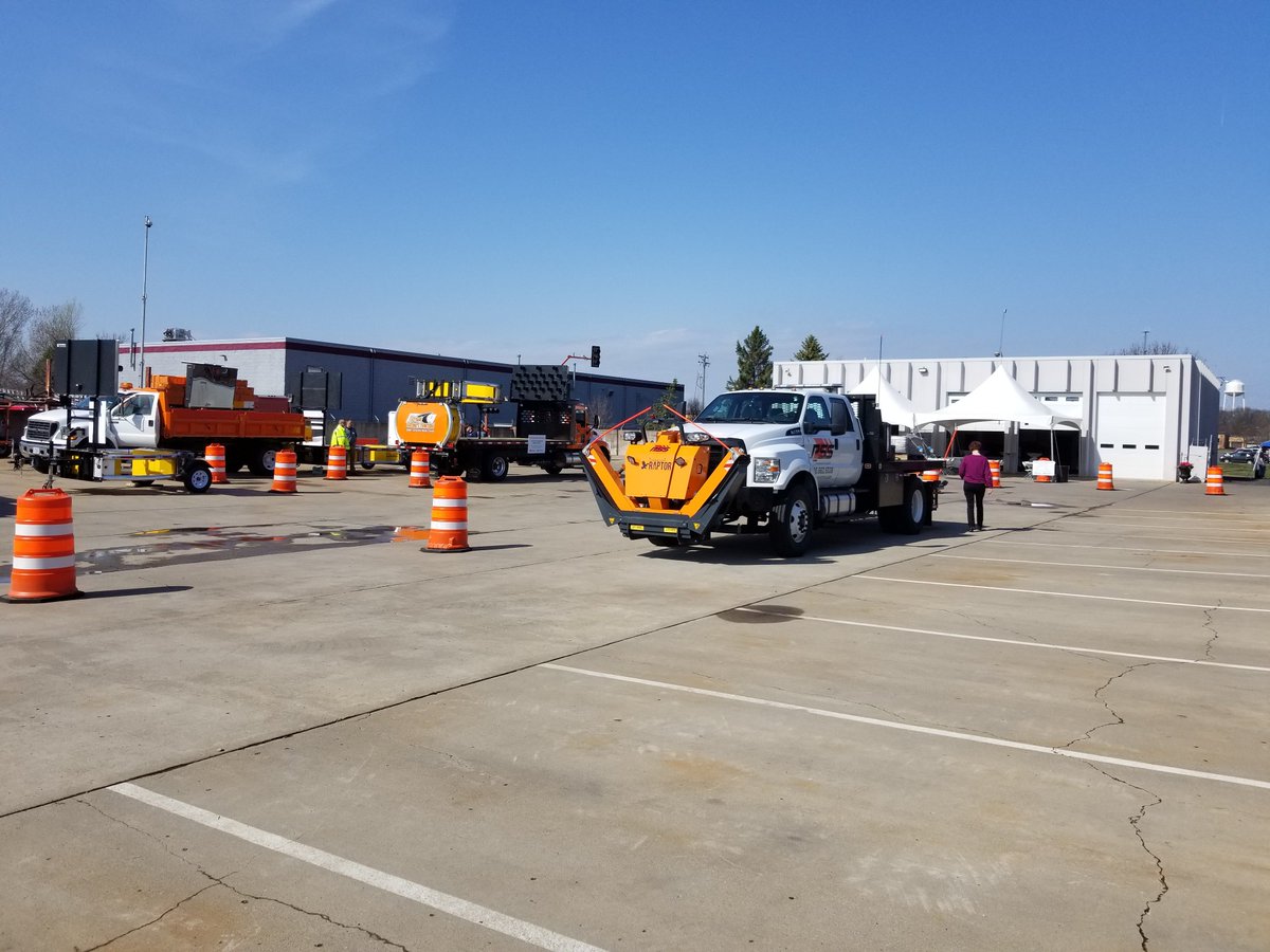 RoadQuakeRAPTOR's tweet photo. Thanks for letting me join you on Customer Appreciation Day, @StreetSmartRent ! #RoadQuakeRAPTOR #RAPTour2018 #LindaTheTruck https://t.co/XtawsvPj5V