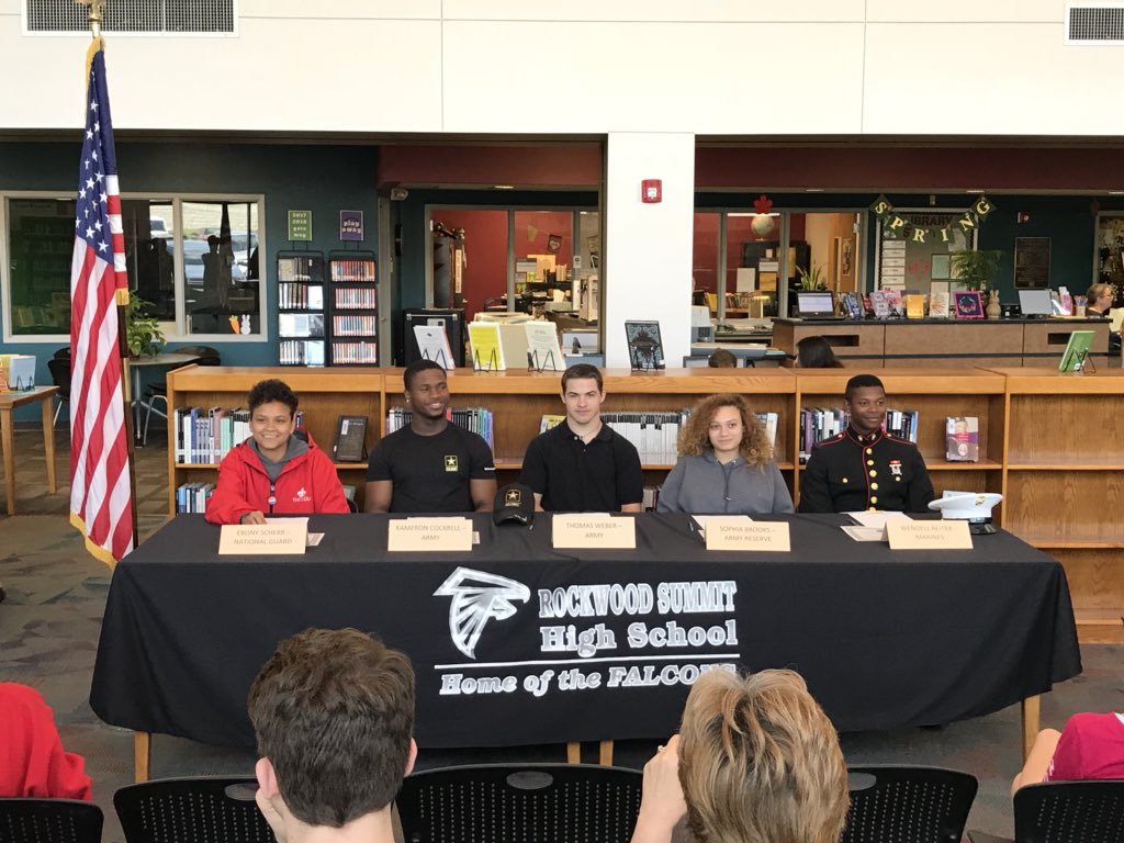 RSHS2018's tweet photo. Proud of these men and women enlisting in the military! Thank you for your service! #summitproud #rshs2018 https://t.co/IVcBuuuWao