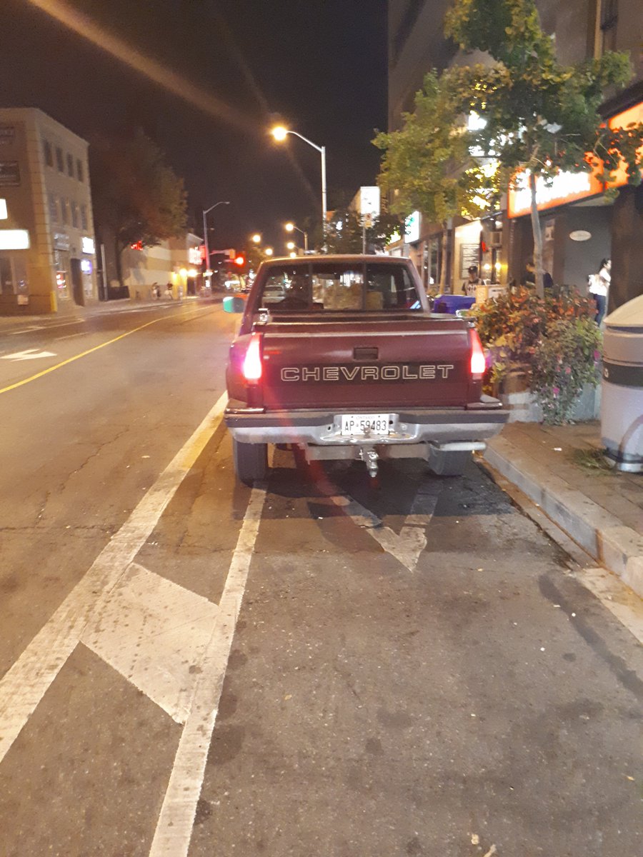 notyourlane's tweet photo. Bloor x Spadina, December 4 #notyourlane https://t.co/1HHRTHEgG8