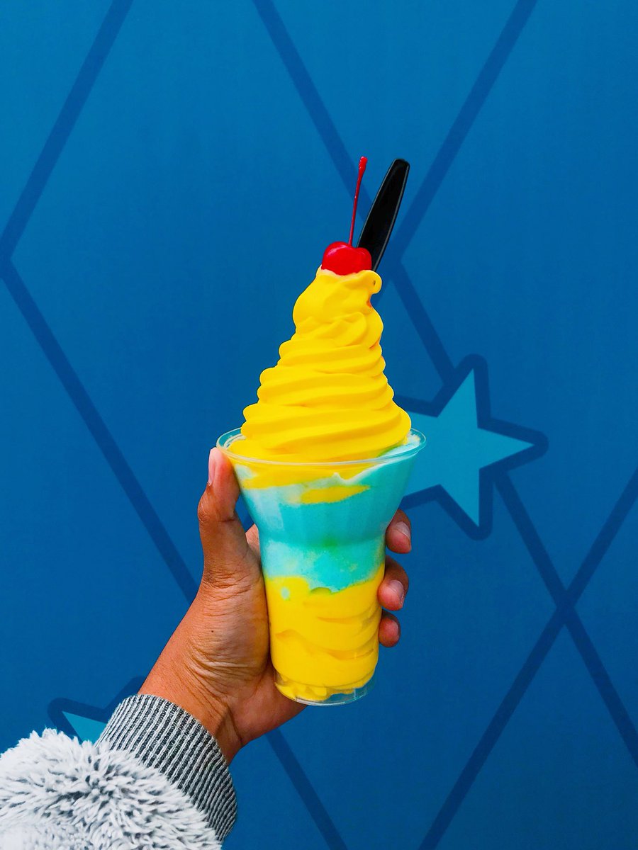 francisdominiic's tweet photo. ADORABLE Snowman frosted treats is open! 💙💛💙💛💙💛💙💛💙💛 Lemon soft serve with a blueberry slush! This is called the Pixar-Pier Frosty Parfait! https://t.co/p7EC3xoC5W