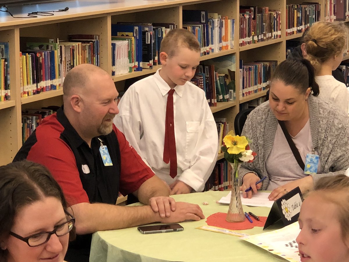 ImlayEagles's tweet photo. G2: Imlay Reading Restaurant now open! Drop by for an appetizer(poem), entree(book) or dessert(jokes/riddles). #TeachImlay #GoTeamEagle #STEAM #ReadingRestaurant https://t.co/li8aLTWNtt