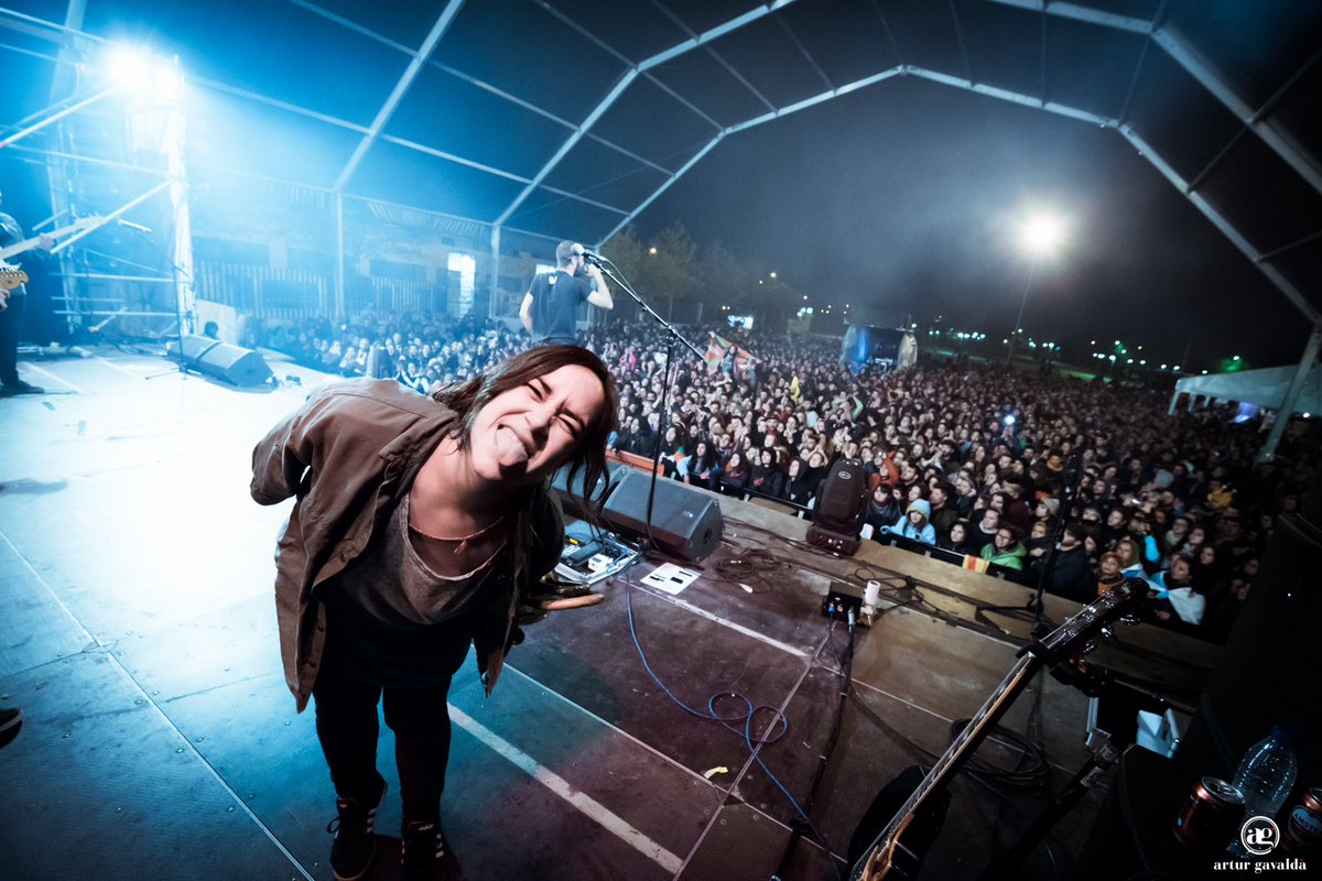 ItacaBand's tweet photo. Ayer fuímos muchas voces cantando al unísono. Aunque lo importante no fue el número, fue la energía que recibimos. 
Tercer año repitiendo y os habéis vuelto a superar. Volvemos a casa muy felices, hasta pronto @VinaRockOficial !! 

📷 @arturgavalda 
#ViñaRock2018 #viñarock https://t.co/ysrsmjAbgT
