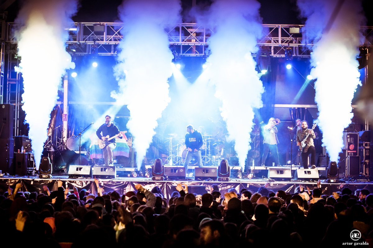 ItacaBand's tweet photo. Ayer fuímos muchas voces cantando al unísono. Aunque lo importante no fue el número, fue la energía que recibimos. 
Tercer año repitiendo y os habéis vuelto a superar. Volvemos a casa muy felices, hasta pronto @VinaRockOficial !! 

📷 @arturgavalda 
#ViñaRock2018 #viñarock https://t.co/ysrsmjAbgT