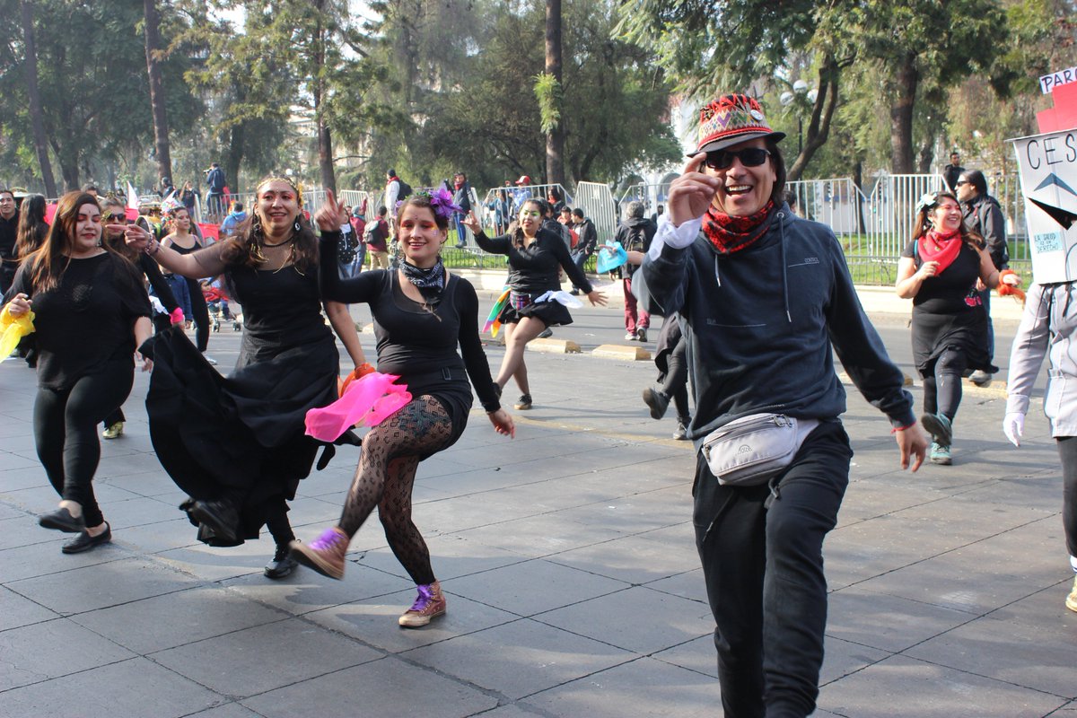 KitusOnline's tweet photo. [#DíaDelTrabajador] Cantando, bailando, con disfraces y mensajes creativos l@s trabajador@s han reivindicado hoy sus derechos sociales y laborales. #KITUS estuvo en la #MarchaClasista en #Santiago de #Chile que se realiza en oposición a la "#MarchaOficialista" #1deMayo https://t.co/LPlkrFNn8v