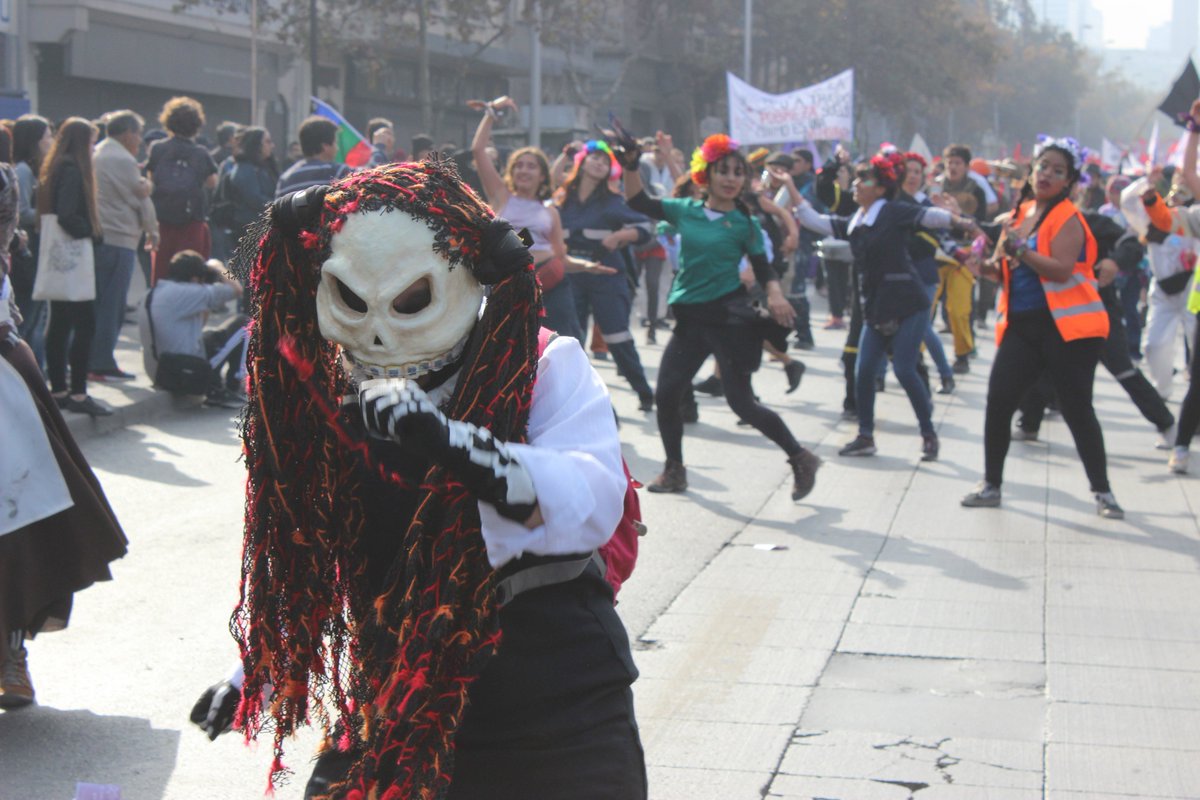 KitusOnline's tweet photo. [#DíaDelTrabajador] Cantando, bailando, con disfraces y mensajes creativos l@s trabajador@s han reivindicado hoy sus derechos sociales y laborales. #KITUS estuvo en la #MarchaClasista en #Santiago de #Chile que se realiza en oposición a la "#MarchaOficialista" #1deMayo https://t.co/LPlkrFNn8v