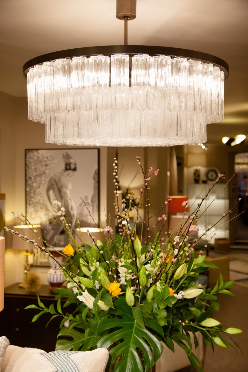 bellafigurauk's tweet photo. Our Pentagon Double Drum chandelier is a classic design revitalised. A two tiered formation of octagonal Murano glass tubes radiating a striking glow. As seen here on display at @Bryce_McKenzie showroom.
#edinburghshowroom #interiorlighting #lightingdisplay https://t.co/3XQSYLUfHI