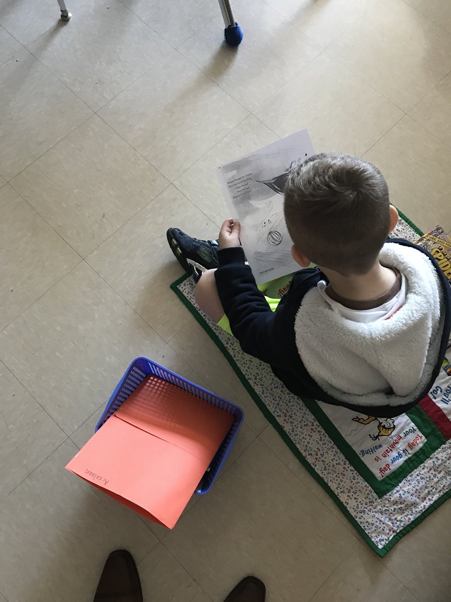Kindergarteners at Ridge Central - Chicago Ridge, IL - Reading poems to find the rhythm and rhyme, then taking about how they help us understand the poem. #readingworkshop <a href="/Schoolwide/">Schoolwide Inc</a> @RC_1275 <a href="/drkevinbrussell/">Dr. Kevin B. Russell</a>
