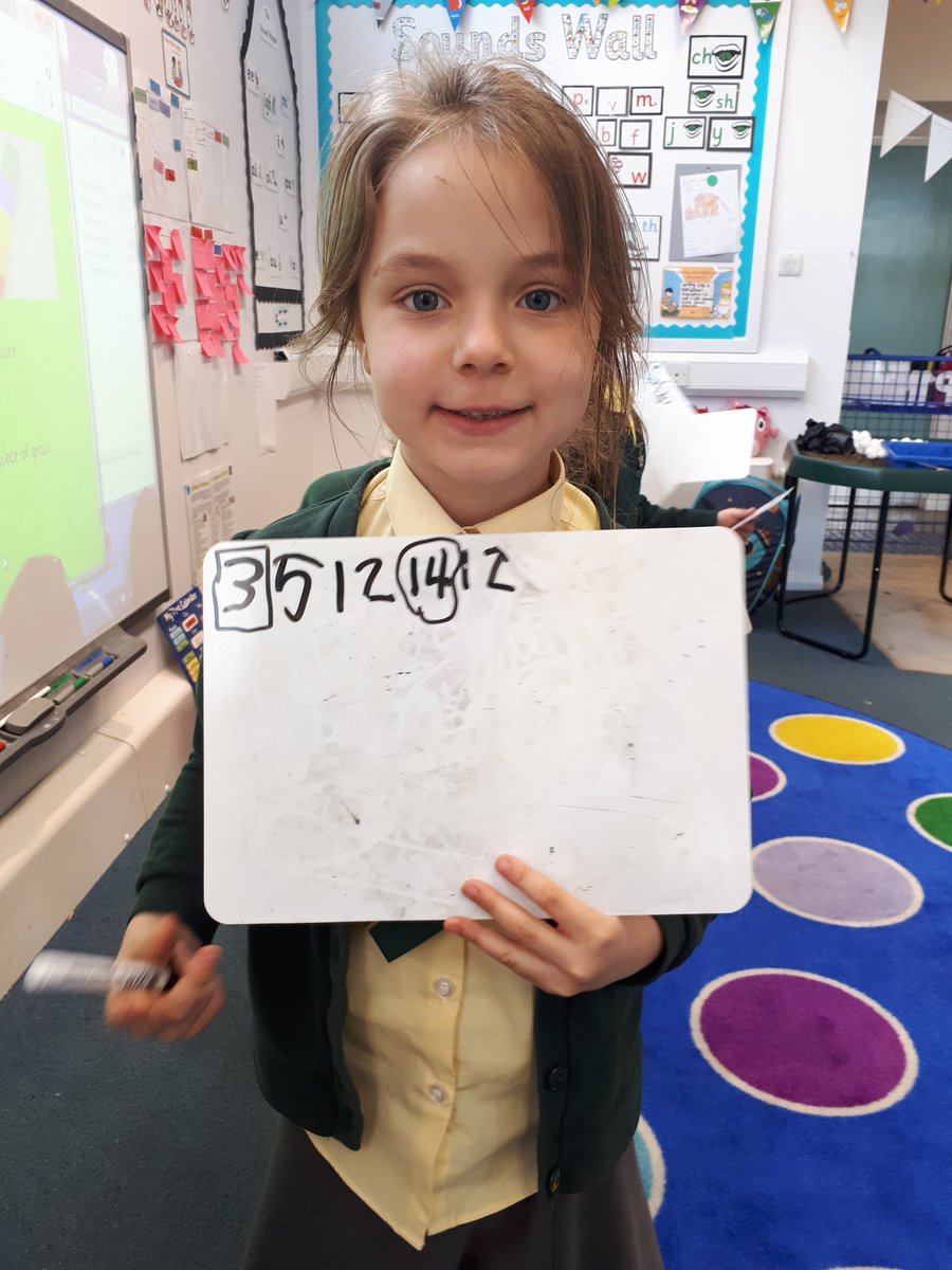 mrsd_stnps's tweet photo. We drew a circle around the longest piece of grass we found and a square around the shortest piece #stniniankidscan #outdoorlearning #earlylevelmaths @StNinianPS https://t.co/Xcd7lA9JiP