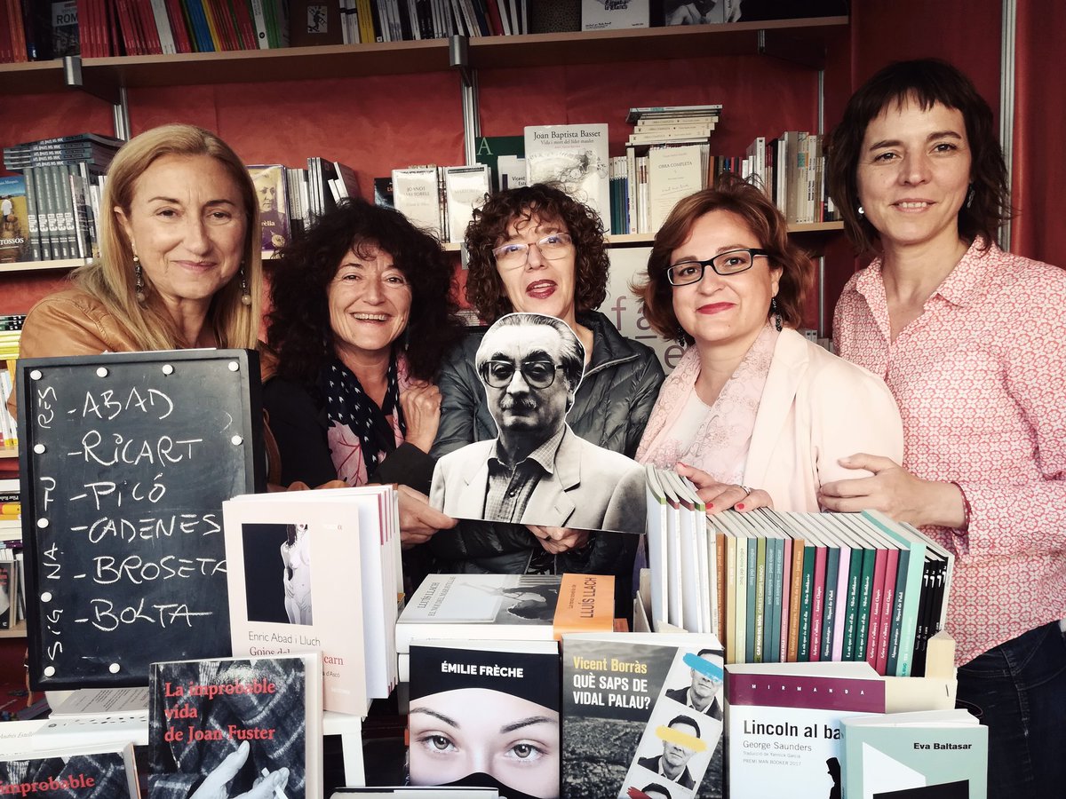 fan_set_'s tweet photo. Ara mateix, #lesImprobables signen a #lacaseta73. I #Fuster sembla que somriu.
#MariaJesúsBolta #TeresaBroseta @RaquelRicart1 #LlirisPicó @ncadenes https://t.co/kWfOUVK9Kr