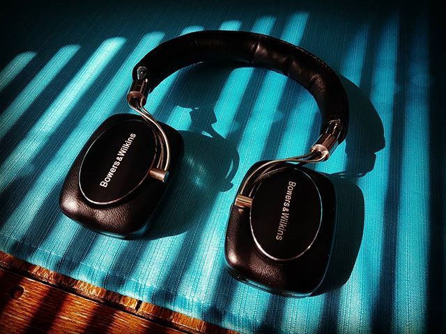BowersWilkins's tweet photo. Treat your ears to luxurious leather and stunning high-fidelity wireless sound. #P5Wireless https://t.co/smExE6pIL6 https://t.co/Fk2YhdNrVw