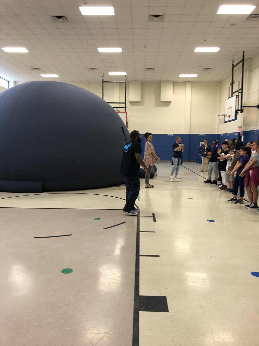 moore_7250's tweet image. Planetarium experience thanks to our wonderful PTA!  #Huffmanpyp