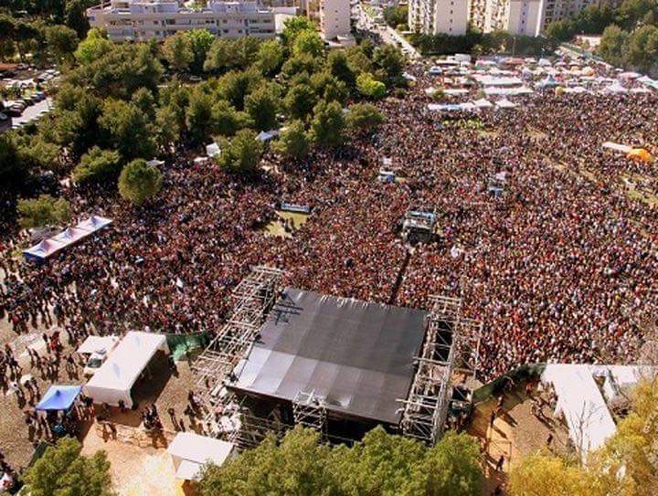 Madeintaranto's tweet photo. #Taranto, 1° Maggio, questa sarebbe una festa di piazza, una festa tra amici...

(almeno secondo  @RaiUno)..

Lasciamo a voi i commenti..

Foto di Luigi Andriani

#Puglia #Madeintaranto #1maggio #primomaggio #unomaggiotaranto #unomaggio2018 https://t.co/V0IRJlwRsi