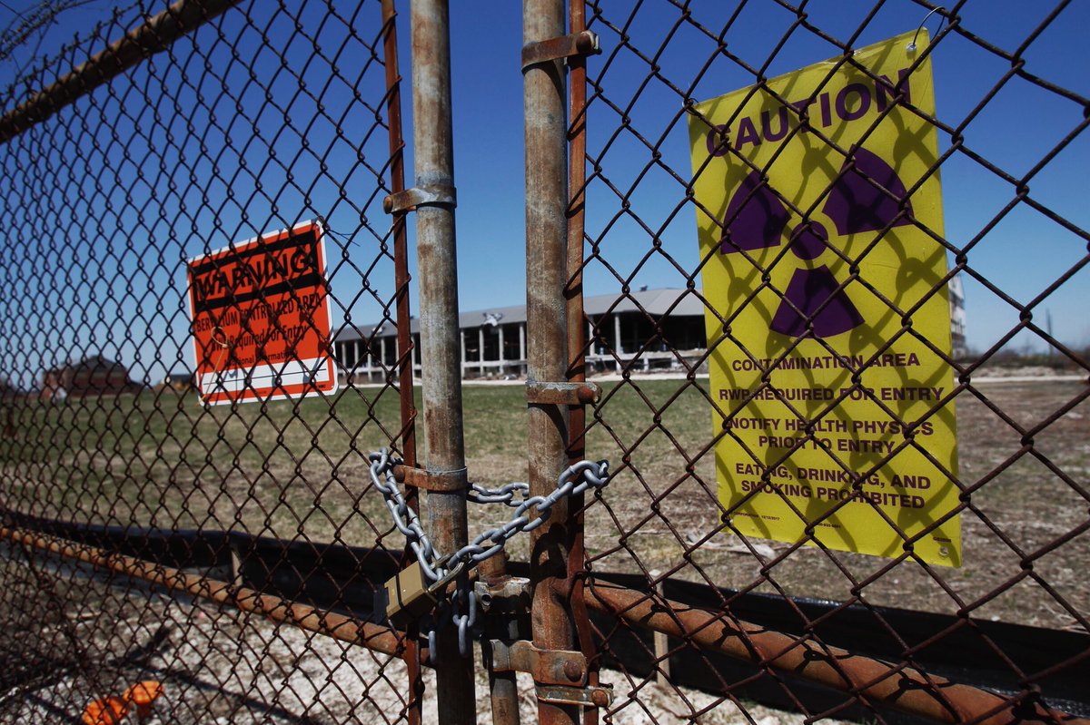 pooleyjd's tweet photo. Warning signs are posted at the former nuclear production site at Luckey and Gilbert roads Tuesday afternoon. The Army Corps of Engineers hired North Wind-Portage in 2015 for the $240 million cleanup, which is starting this year. https://t.co/rSrGLSY21t