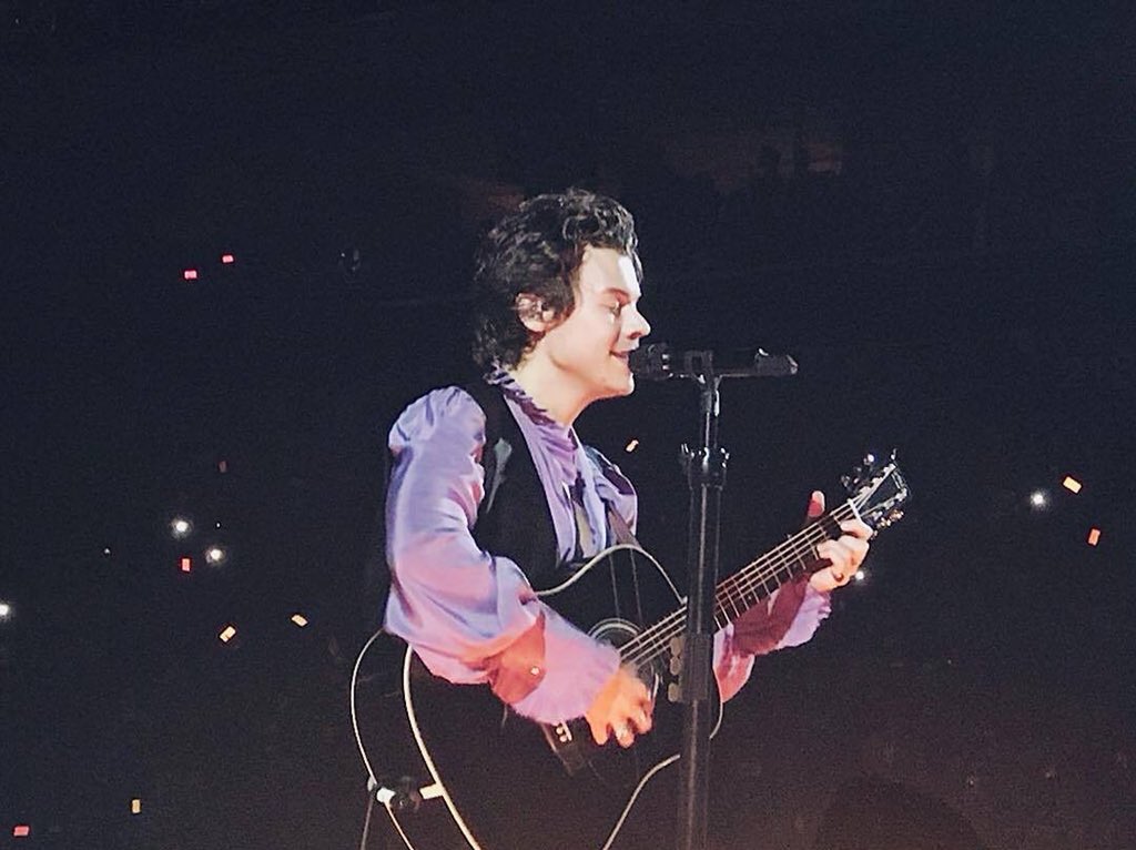 Project_Squad1D's tweet photo. Harry no palco, hoje -01/05.

#HarryStylesLiveOnTourManila https://t.co/wH5y93oaRH