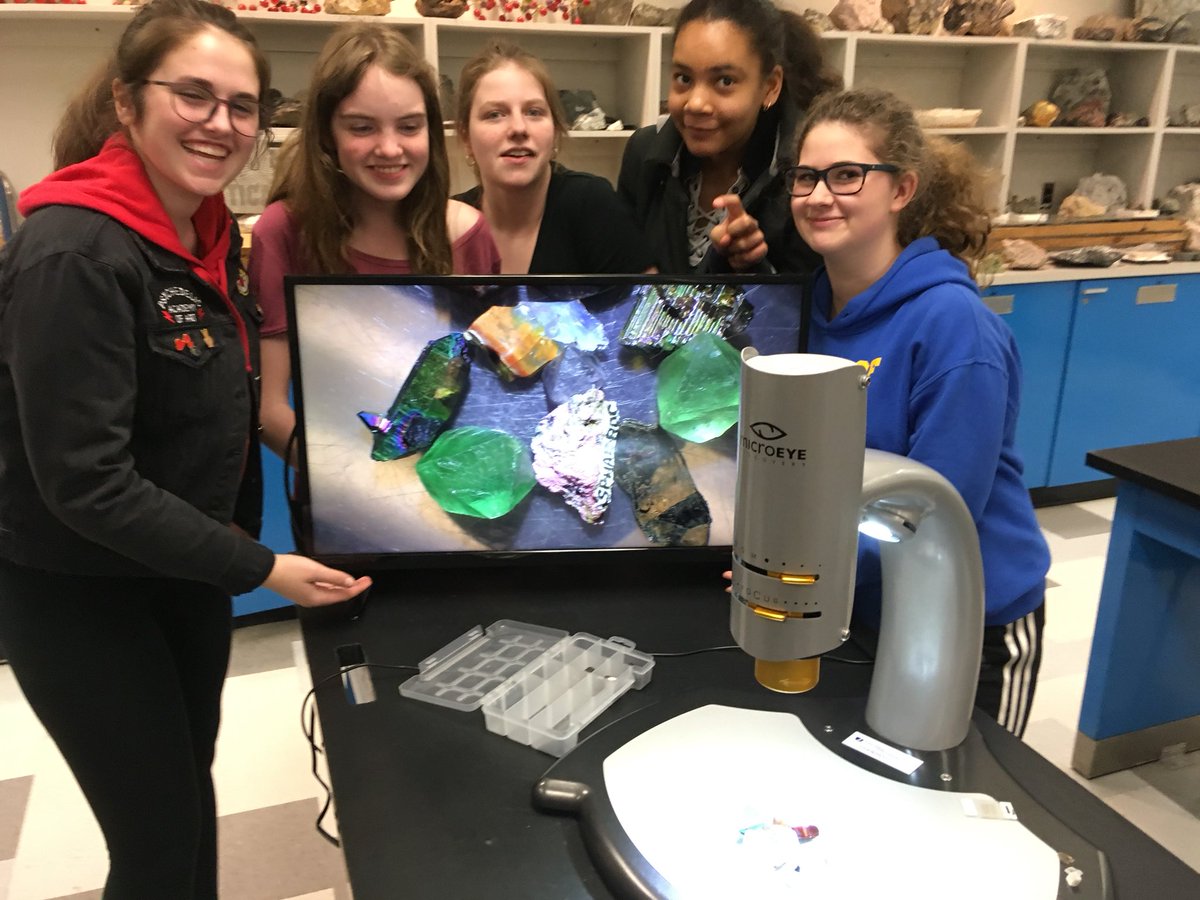 Torfyan's tweet photo. Fun with minerals @HarquailES. Thanks for coming out to see our @LaurentianU campus, @LoEllenScience! https://t.co/kktyQ2N6Kc