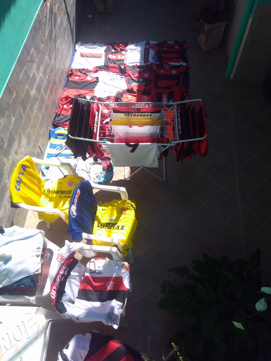 gebianchini's tweet photo. Colocando os mantos pra pegar um sol. Não tem como usar todas e da até pena usar elas se não for em ocasiões especiais. #FLAMENGO #CRF #mengo #mengão #RNsegueRN #gefla #mantos #rubronegro https://t.co/y0zQWiT4sq