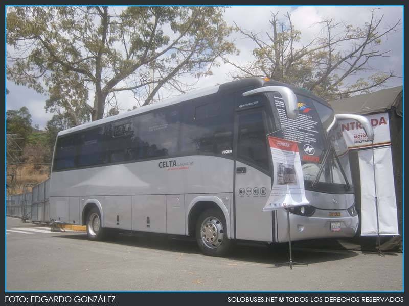 Solobuses's tweet photo. #Intercar Celta Limousine con chasis @HigerBrasil KLQ6896 exhibida el pasado fin de semana en el Poliedro de Caracas. Más fotos aquí: https://t.co/xE4Dnm6FmO https://t.co/VFi86n3Zrs