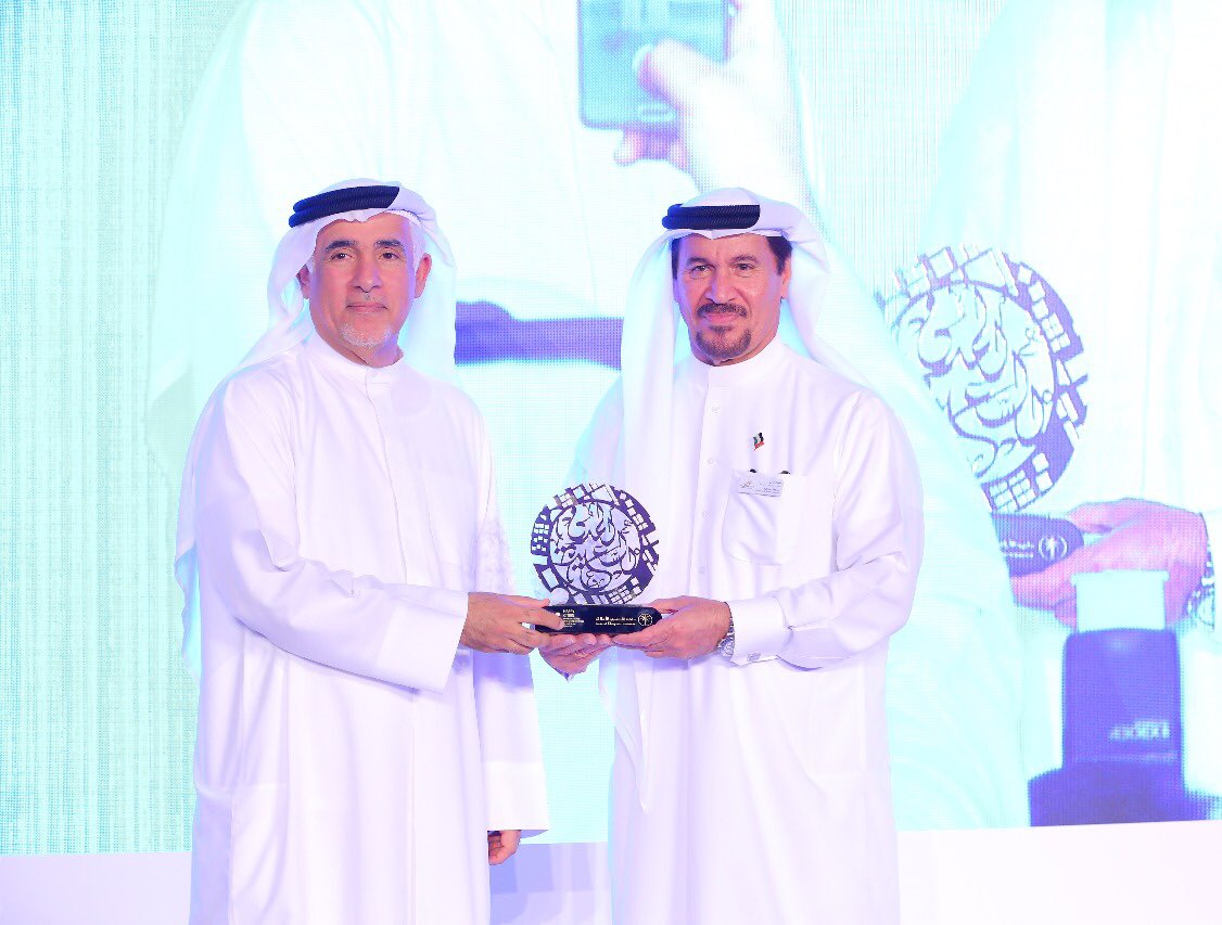 Land_Department's tweet photo. محمد سلطان ثاني، مشرف قطاع الرقابة في #أراضي_دبي يكرم سالم الموسى، رئيس مجلس الإدارة والمدير العام لشركة فالكون سيتي  على الرعاية البلاتينية التي حظي بها المؤتمر العالمي للاتحاد الدولي للعقارات #فيابسي2018

#فيابسي2018 #fiabci2018
#المدن_السعيدة #Happy_Cities https://t.co/xFxfGagMF1