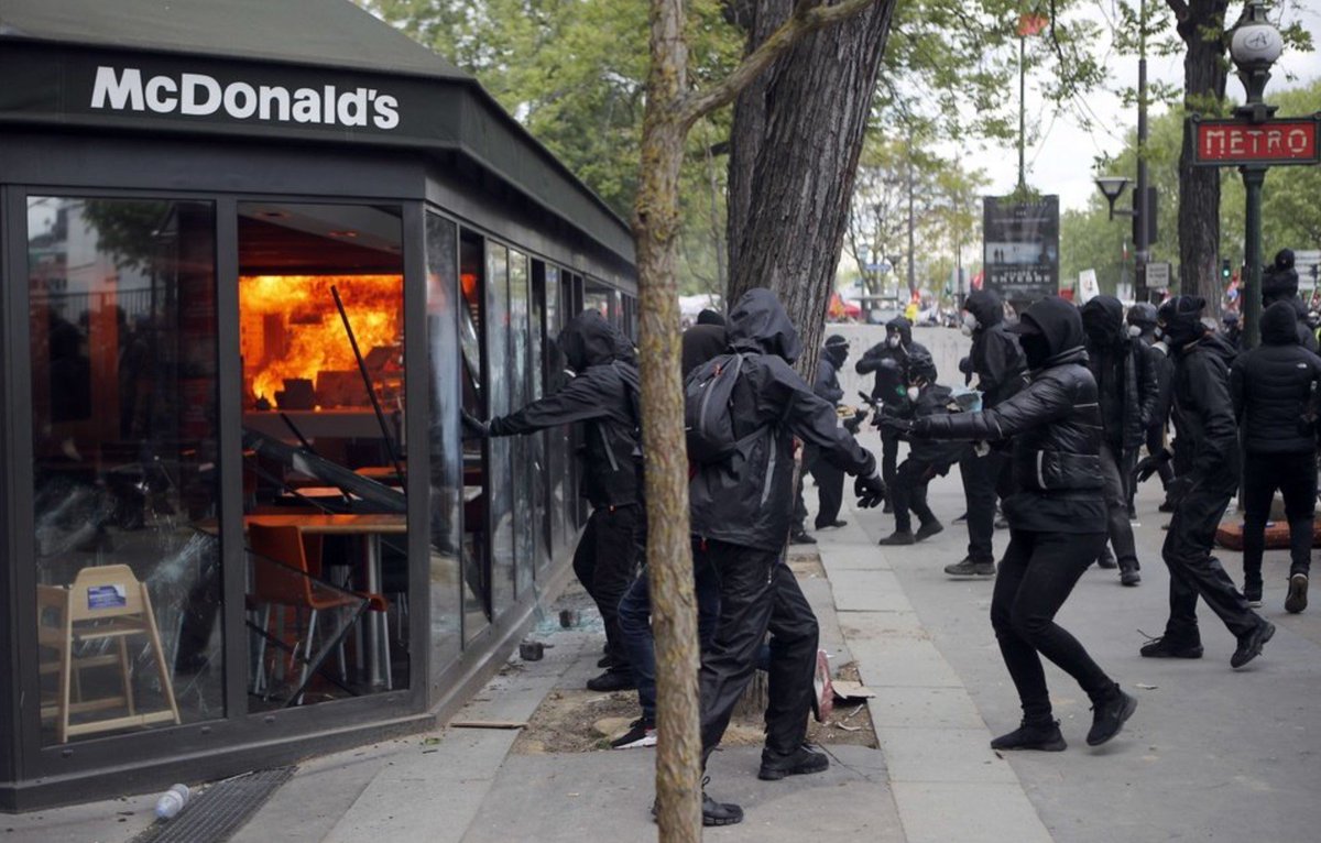 CliveTwo's tweet photo. - Qui sommes nous ?
- les  #BlackBlocs !!
- que voulons nous ?
- tuer le capitalisme !!!
- notre méthode ?
- agir masqués, des nike à 200 € aux pieds, communiquer sur nos iPhoneX et rentrer tôt car nos parents rentrent vers 18H de leurs jobs à la défense à 7500/mois
#1erMai https://t.co/B8SquzUgsu